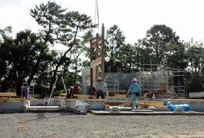 主屋の復元が始まった旧大島邸。可能な限り、解体前の古い木材を活用しながらの作業が進む＝唐津市南城内